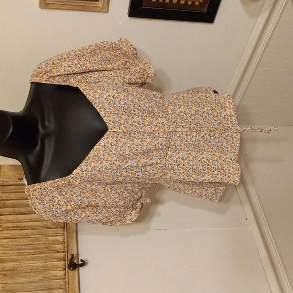 Sienna Sky Tops - 🟢 4oz (203) Sienna sky green ,yellow floral open back balloon  sleeve blouse